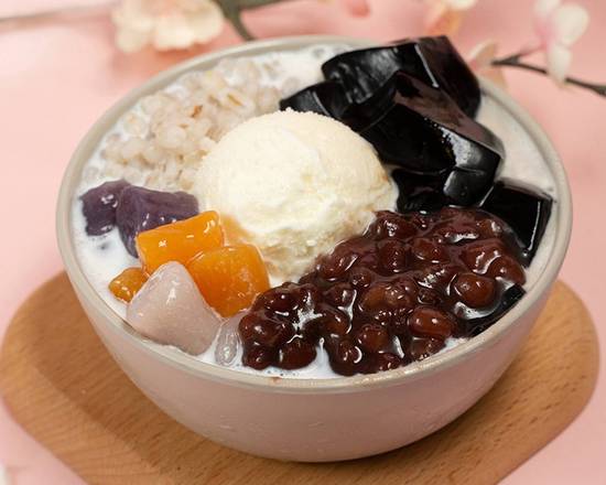Taro Balls & Grass Jelly with Ice Cream in Vanilla Ice 白雪仙草芋圓